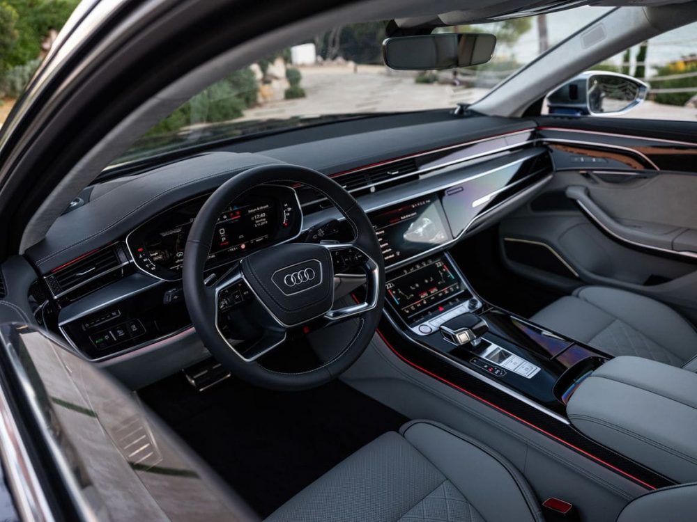 Audi S8 Innenraum mit schickem 4-speichen Lenkrad und im Audi S8 neuen design detail mit Carbon im Audi S8
