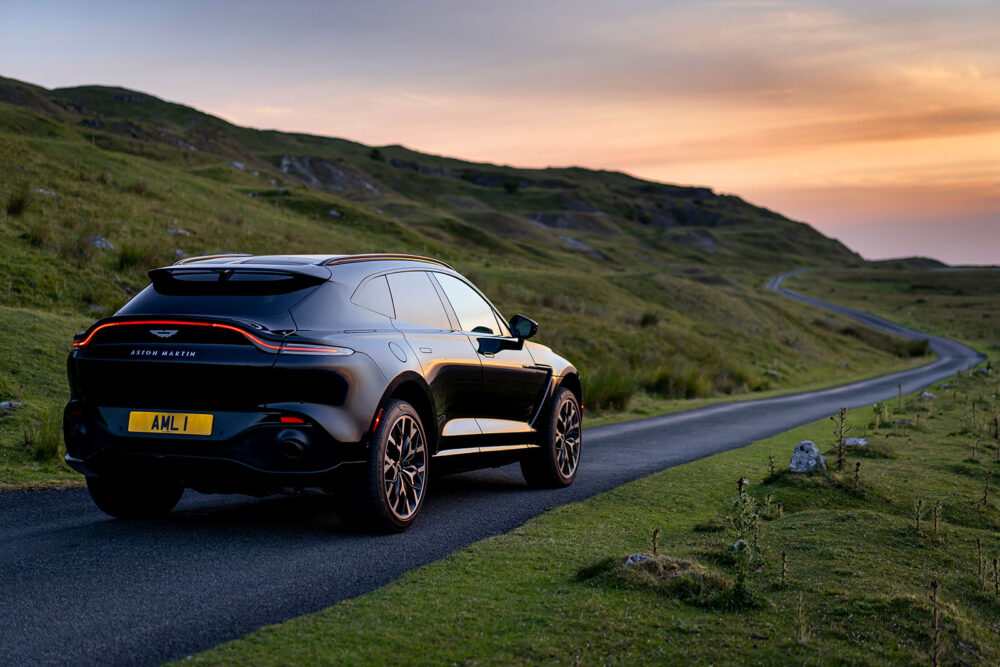 aston martin dbx 01