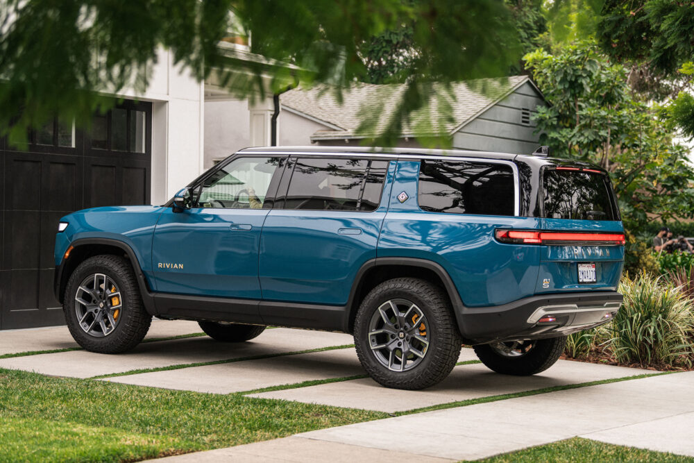 rivian r1s 01